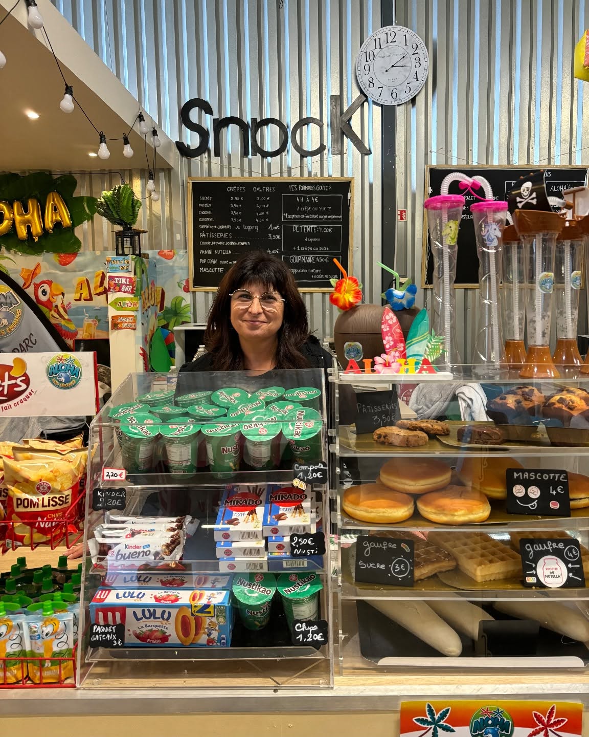 Snack convivial aloha à bordeaux avec vendeuse souriante et large choix de pâtisseries et confiseries