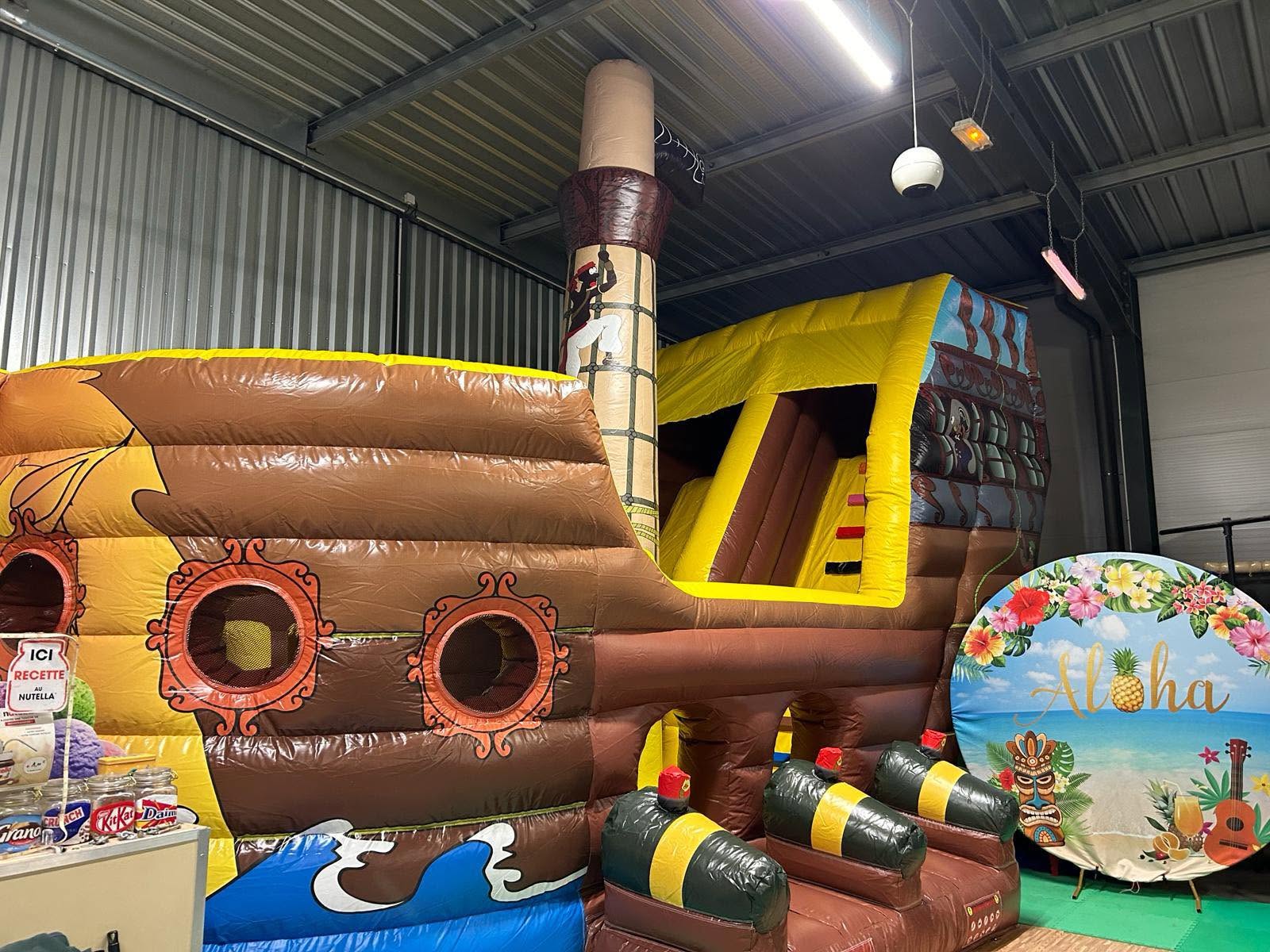 Structure gonflable bateau pirate aloha pour enfants en intérieur à bordeaux