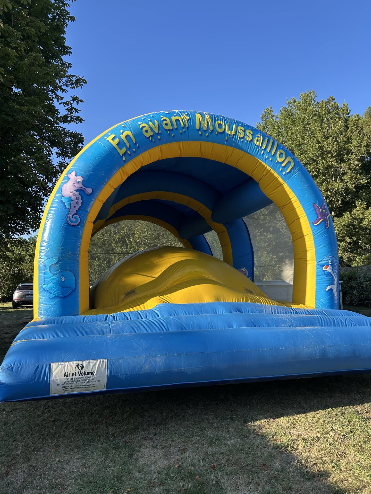 Structure gonflable marine aloha pour enfants sur herbe à bordeaux sous un ciel ensoleillé