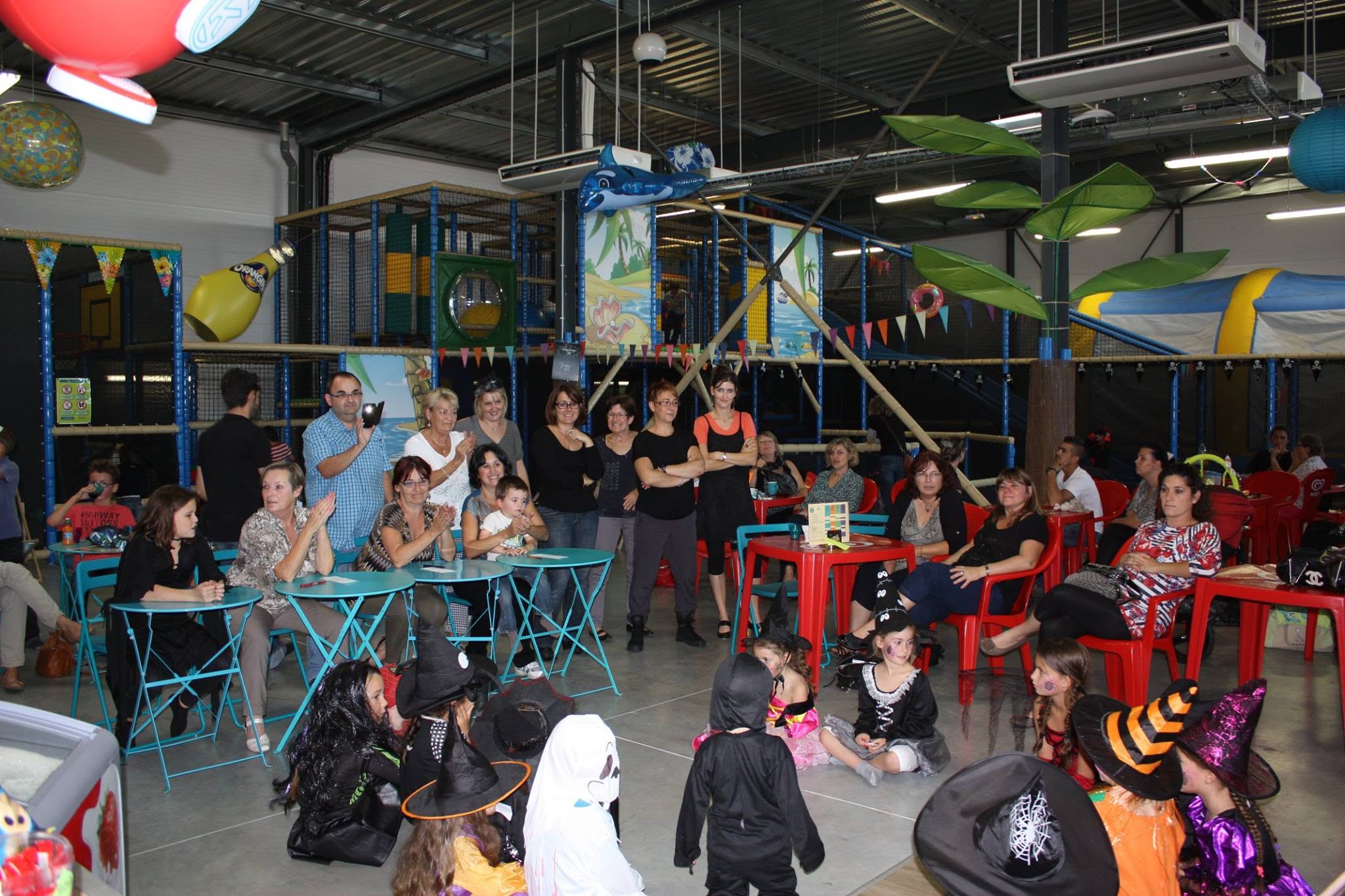 Anniversaire déguisé pour enfants chez aloha dans l’aire de jeux intérieure à bordeaux