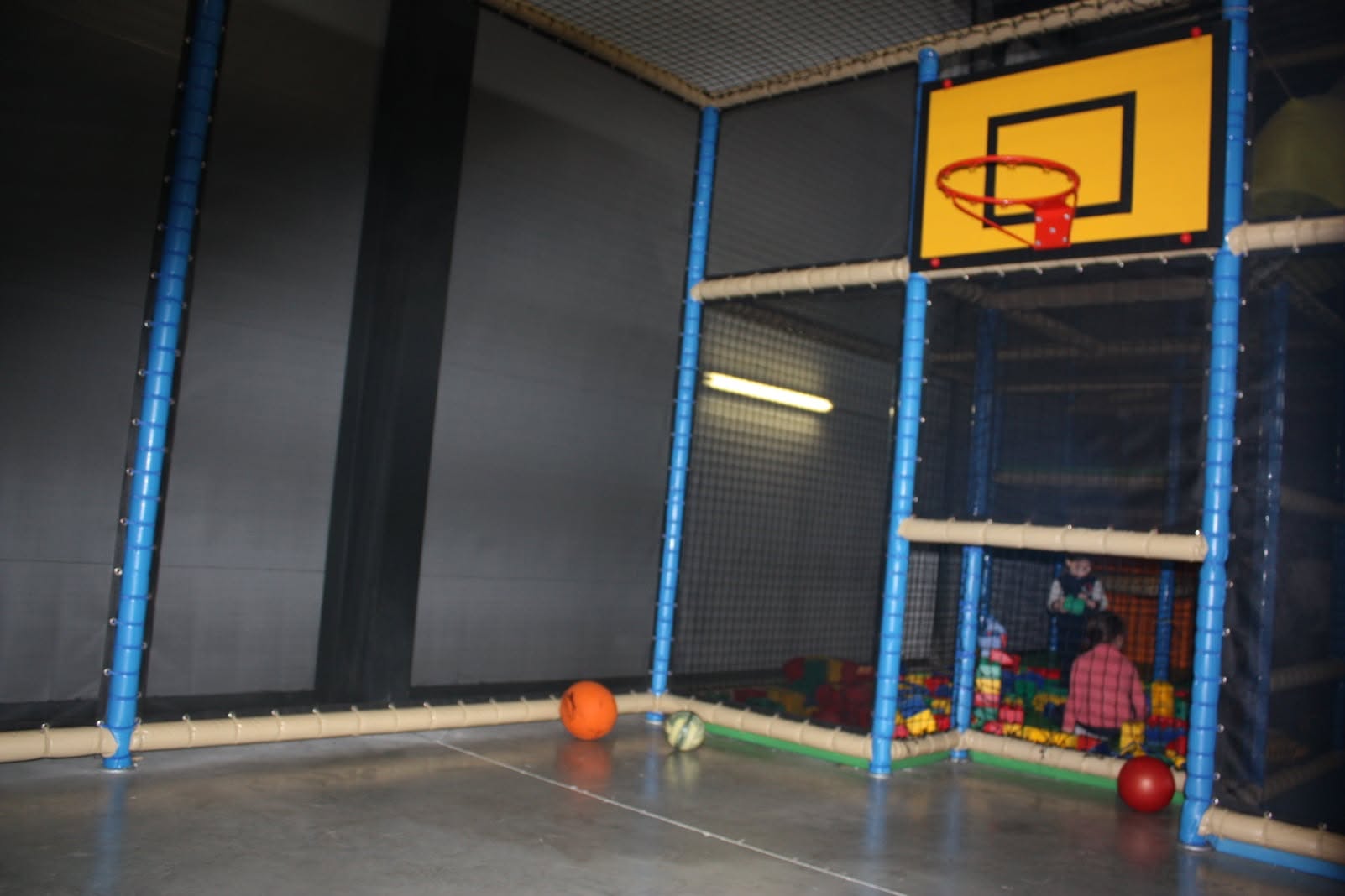 aire de jeux intérieure aloha à bordeaux avec panier de basket, ballons et piscine à balles
