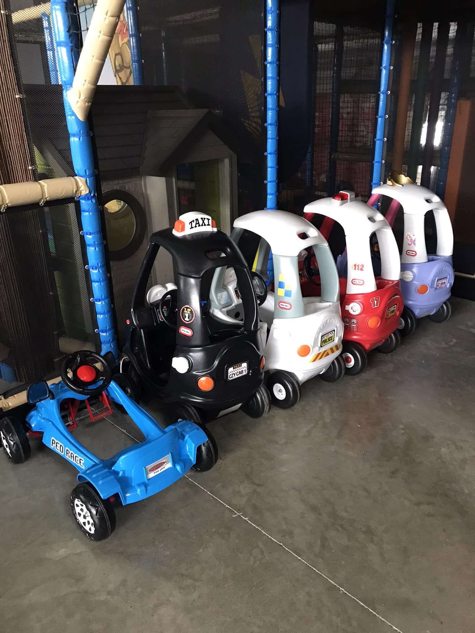 Voitures-jouets alignées chez aloha, aire de jeux pour enfants à bordeaux
