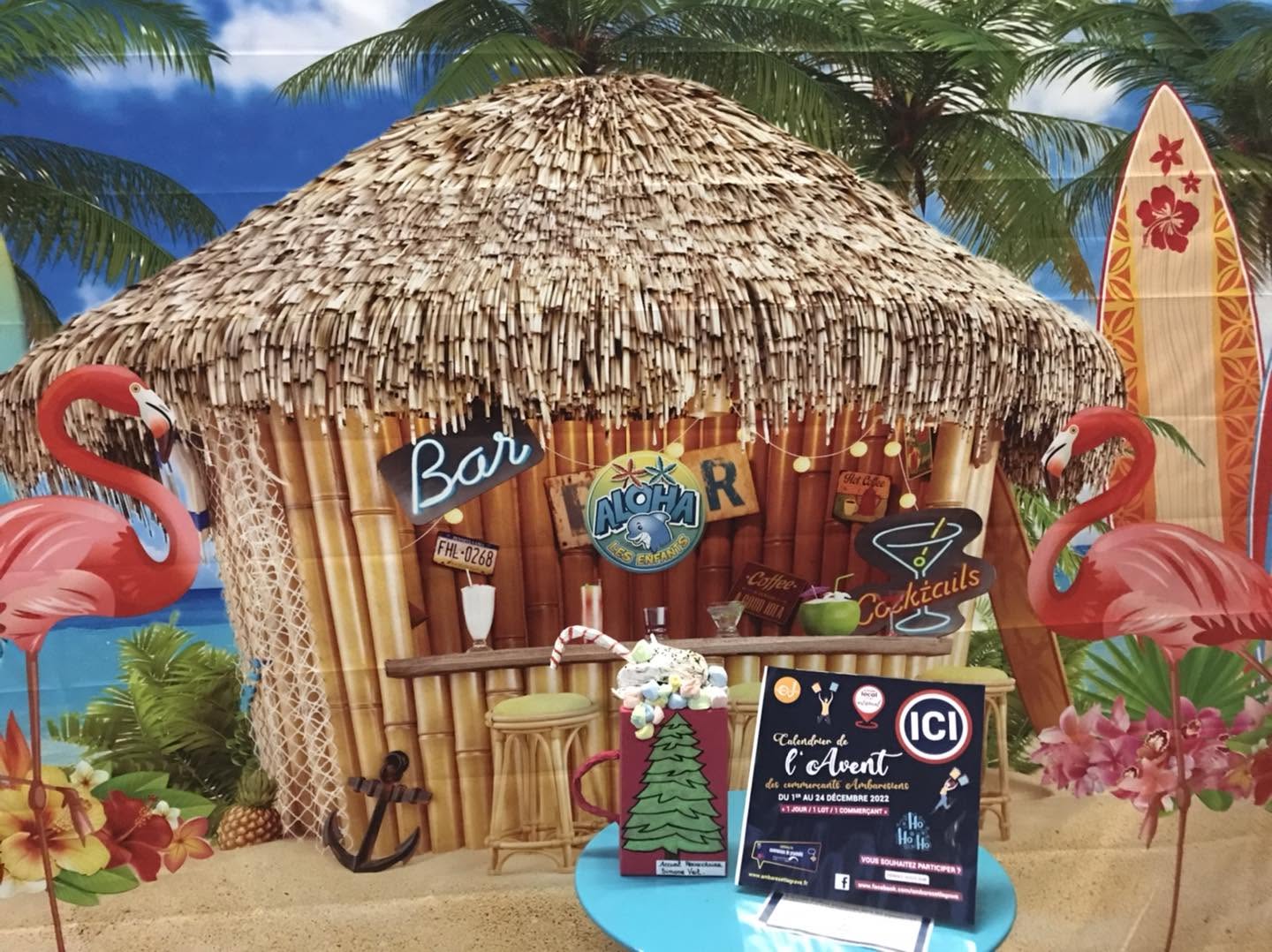 Décor tiki bar tropical de Noël chez aloha à bordeaux avec flamants roses et calendrier de l’Avent