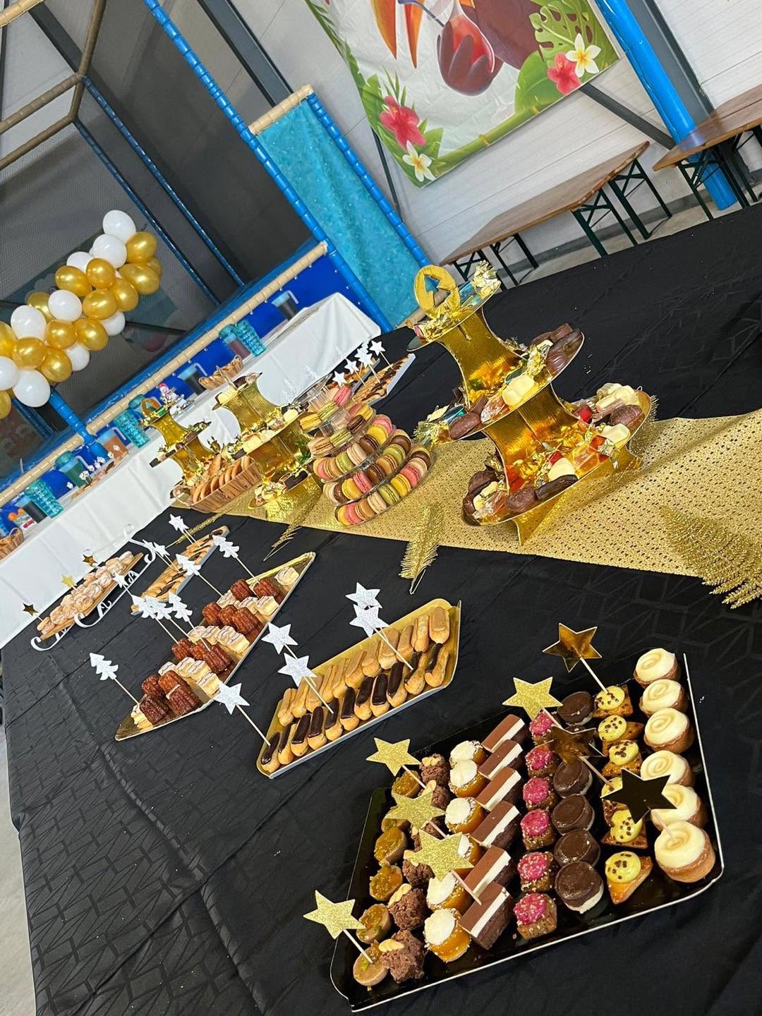 Buffet de pâtisseries festives chez aloha à bordeaux avec macarons, cupcakes et déco tropicale élégante