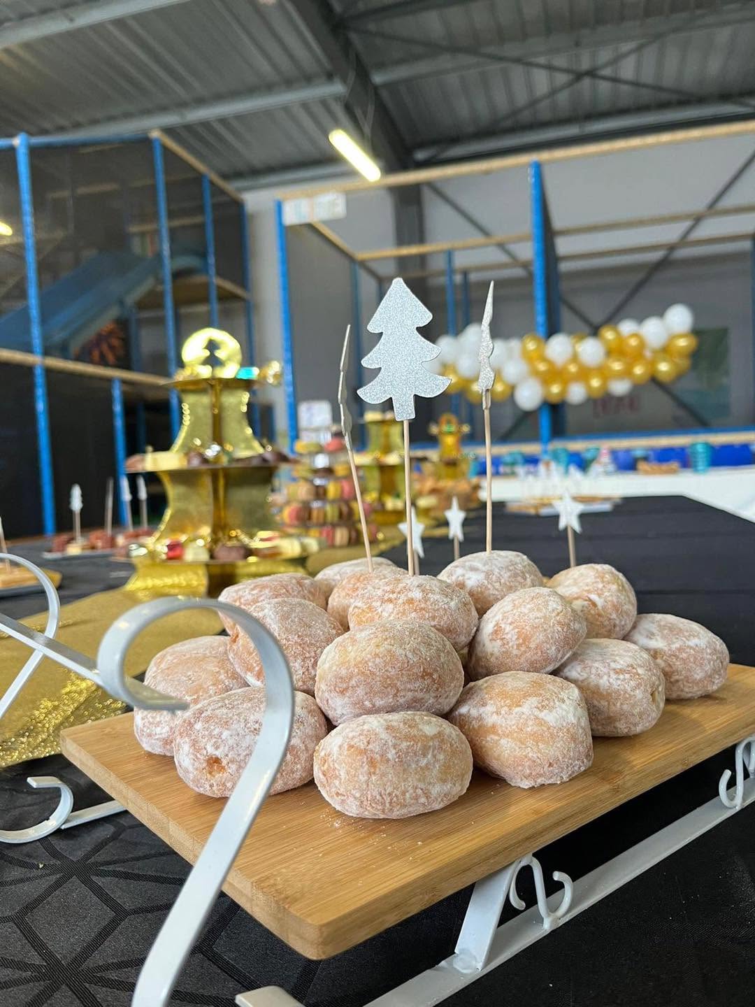 Beignets festifs au sucre sur luge décorative lors d’un goûter enfants chez aloha à bordeaux