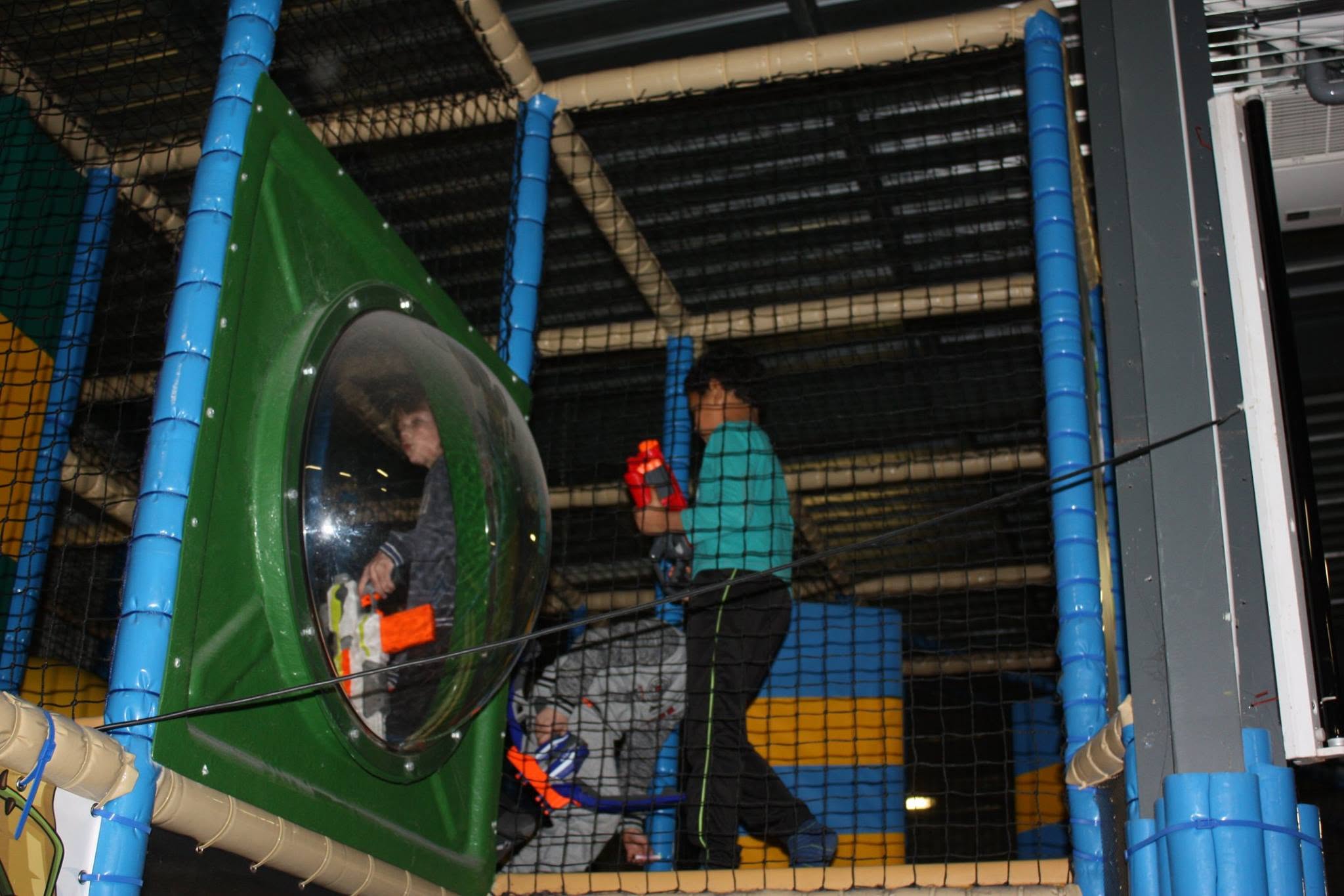 Enfants qui jouent avec pistolets Nerf dans l aire de jeux intérieure aloha à bordeaux