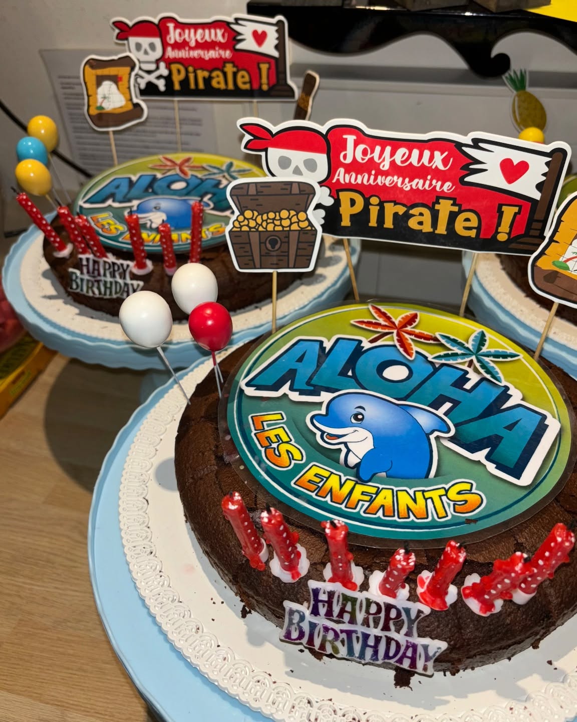 Gâteaux d’anniversaire pirates Aloha pour fête d’enfants à Bordeaux avec décorations colorées