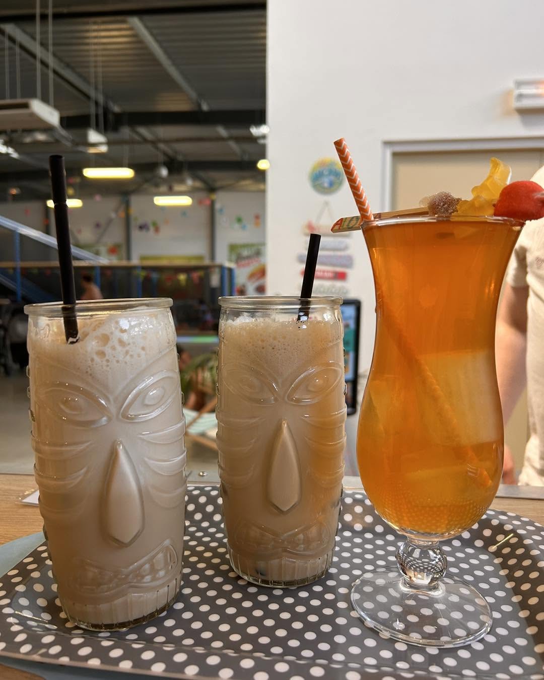 Cocktails ludiques sur plateau à pois chez aloha, espace enfants convivial à bordeaux