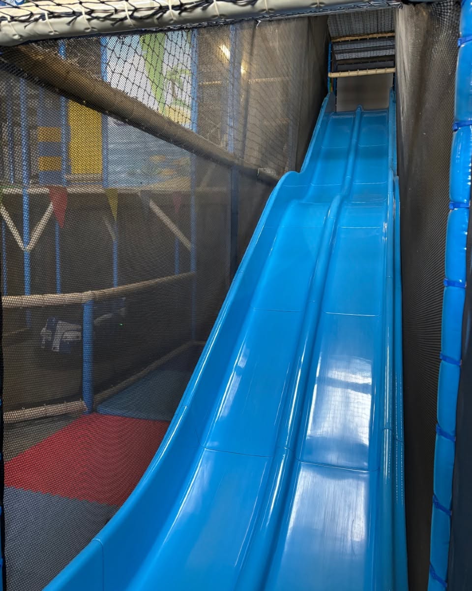 Toboggan double sécurisé chez aloha, aire de jeux intérieure pour enfants à bordeaux