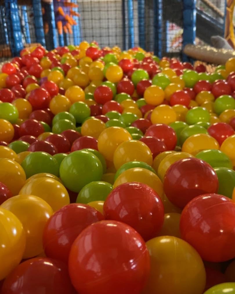 Piscine à balles colorées aloha dans l’aire de jeux intérieure pour enfants à Bordeaux