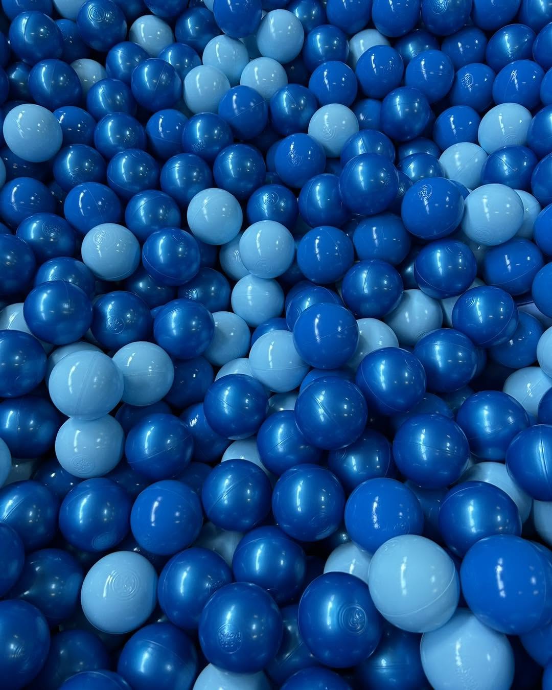 Piscine à balles bleues pour enfants chez aloha à bordeaux, ambiance ludique