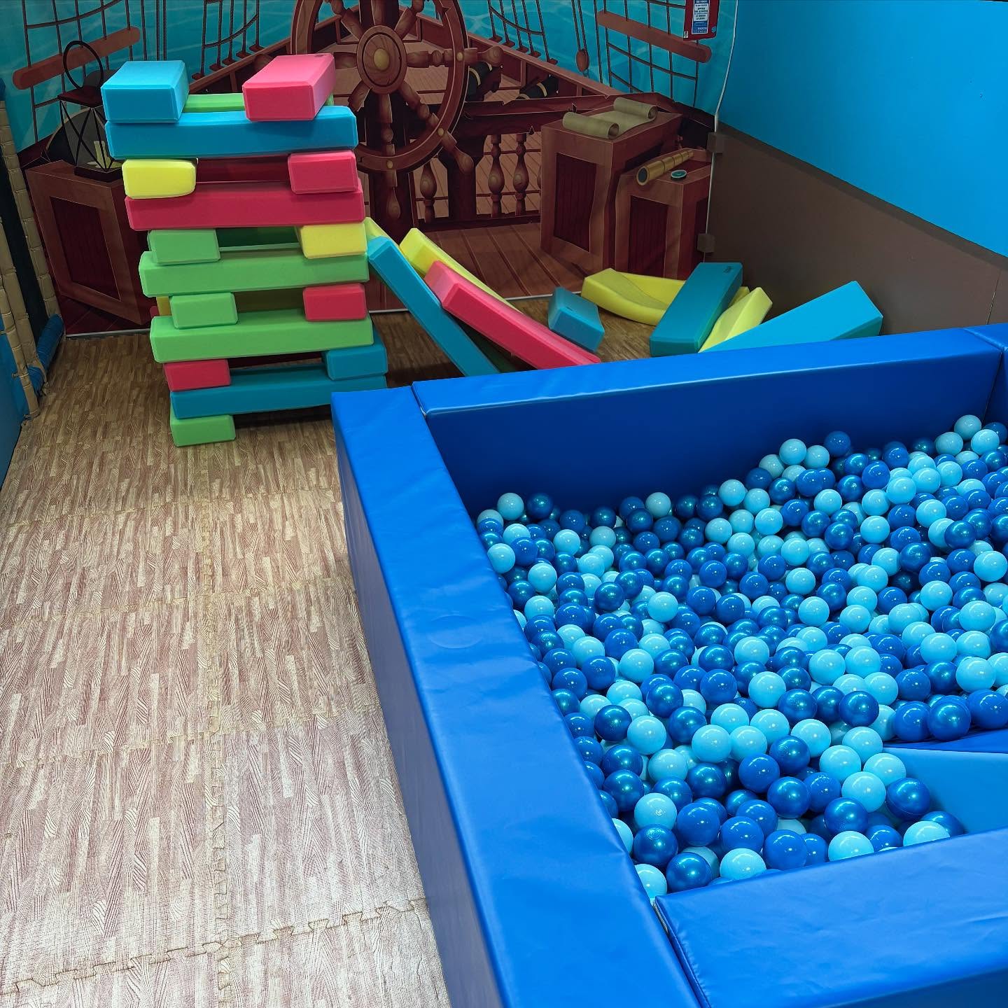 Aire de jeux intérieure aloha avec piscine à balles pour enfants à bordeaux