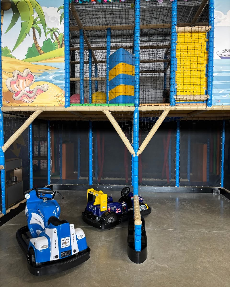 Espace de jeux intérieur aloha à Bordeaux avec petites voitures électriques et structure ludique sécurisée