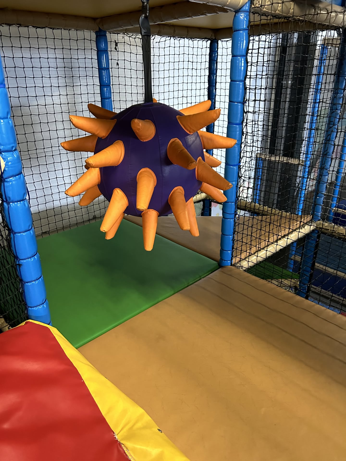 Structure de jeu intérieure enfant avec boule hérissée violette chez aloha à bordeaux