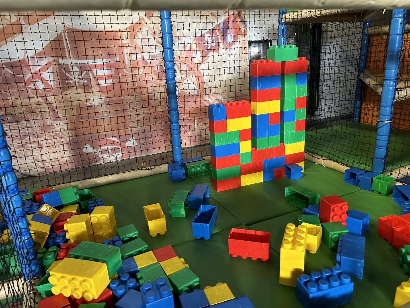 aire de jeux aloha à bordeaux avec grands blocs type LEGO colorés et décor pirate sécurisé