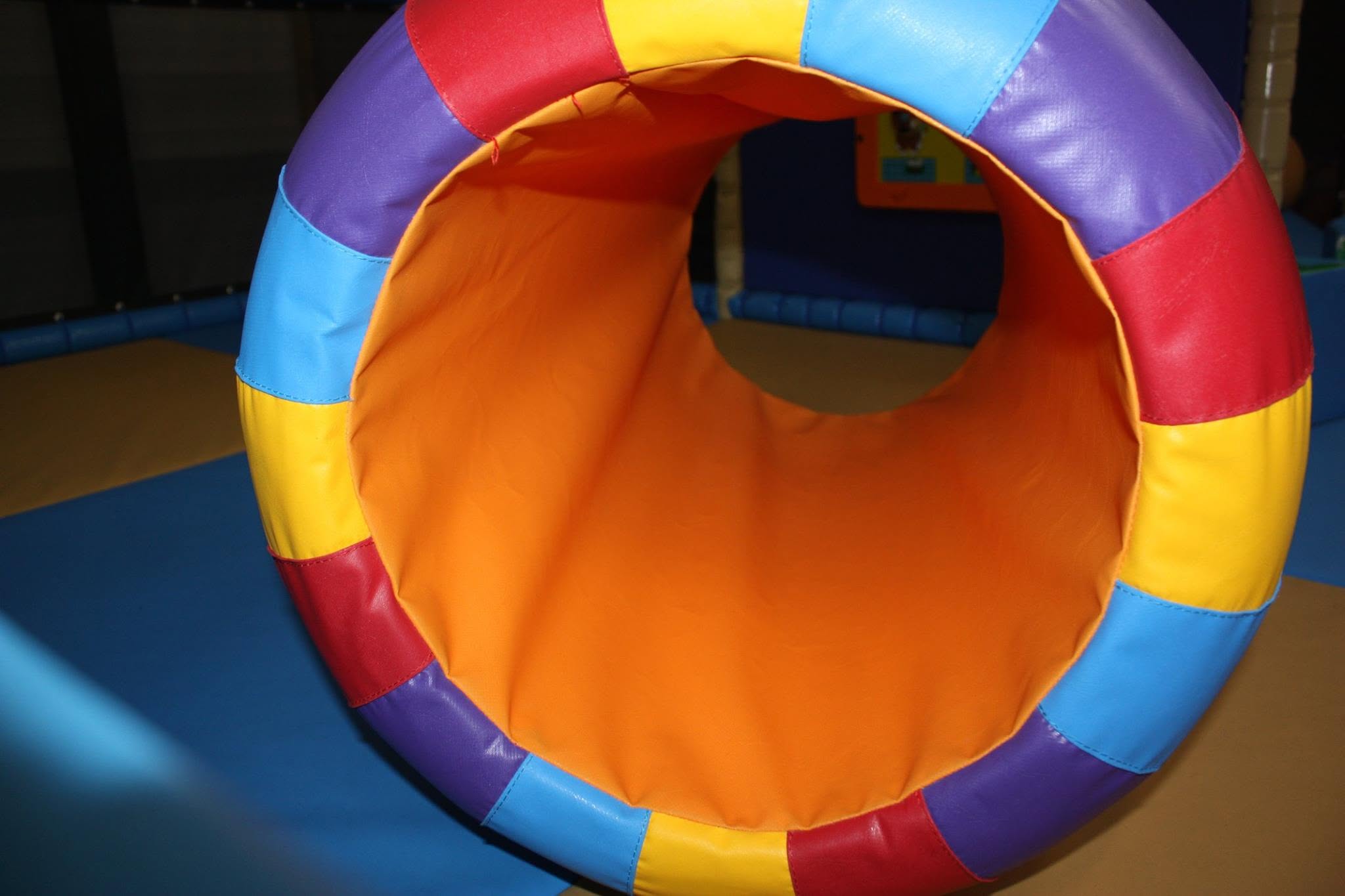 Tunnel en mousse coloré pour enfants chez aloha, aire de jeux intérieure sécurisée à bordeaux