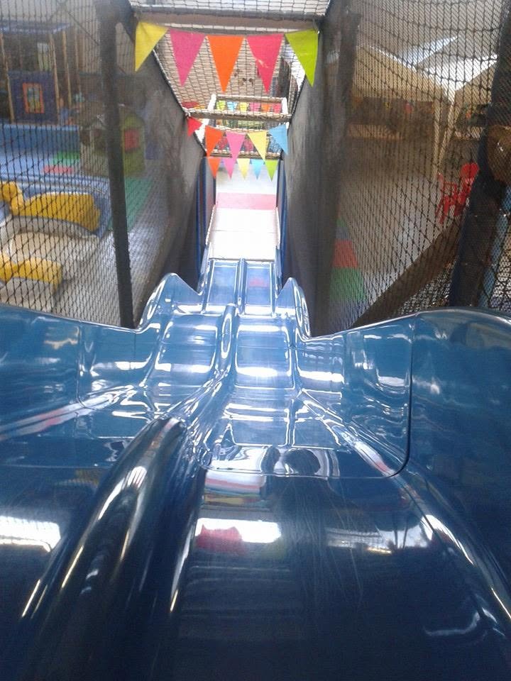 Toboggan bleu à trois pistes chez aloha, aire de jeux intérieure pour enfants à bordeaux
