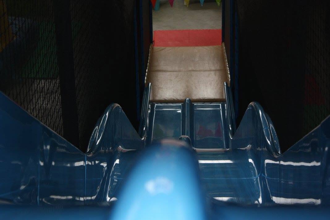 Toboggan triple sécurisé pour enfants chez aloha dans une aire de jeux intérieure à bordeaux