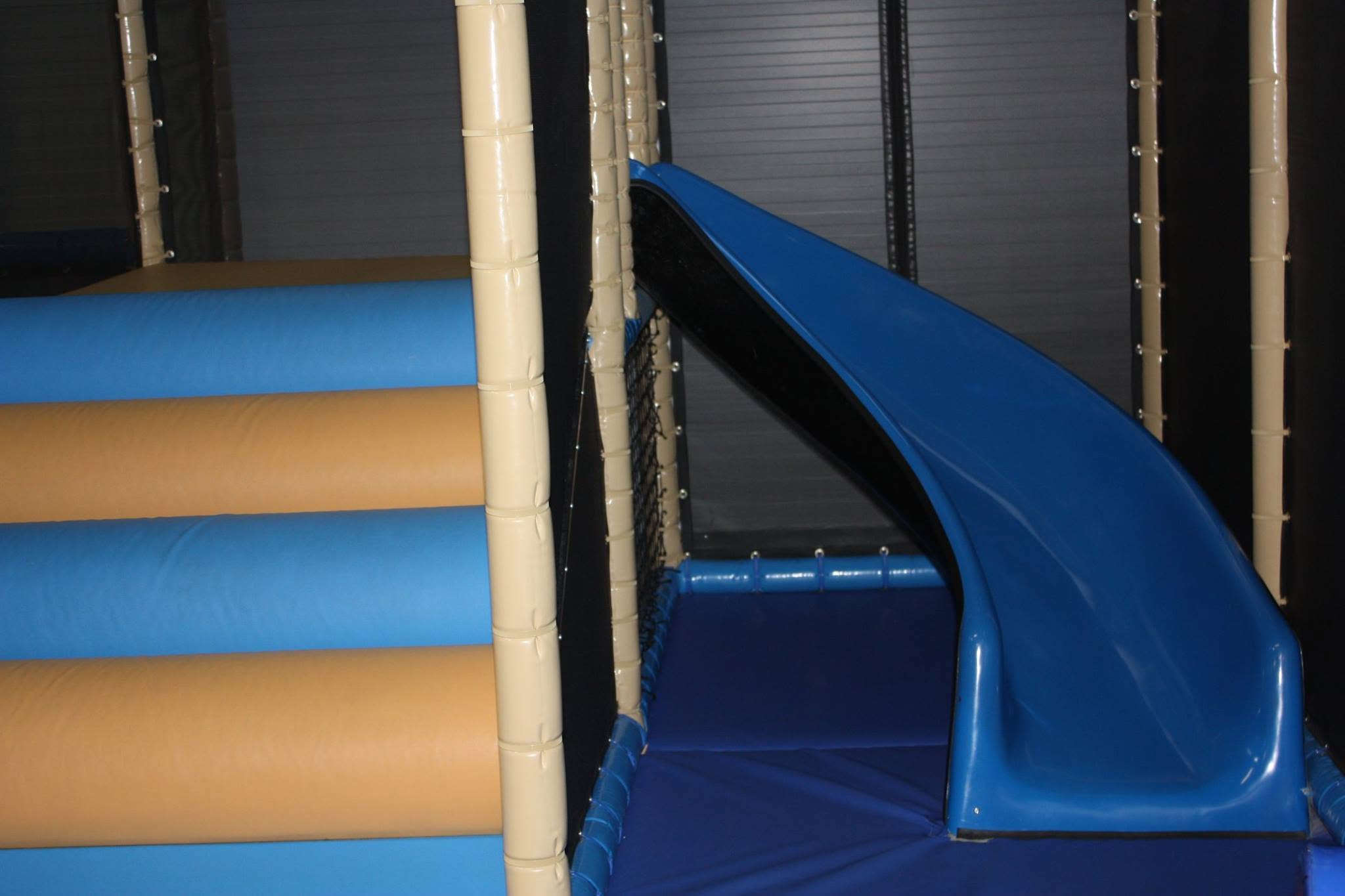 Toboggan bleu et aire de jeux intérieure sécurisée pour enfants chez aloha à bordeaux