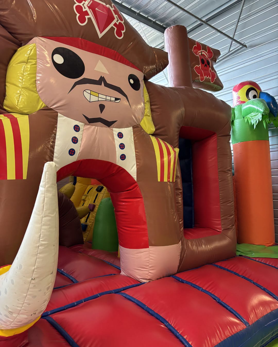 Structure gonflable pirate colorée aloha pour enfants dans un parc de jeux couvert à Bordeaux